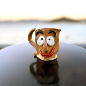 Caneca com Rosto Marrom claro