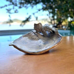 Centro de Mesa de Cerâmica em Formato de Folha com Detalhe Escultural Bege Rústico