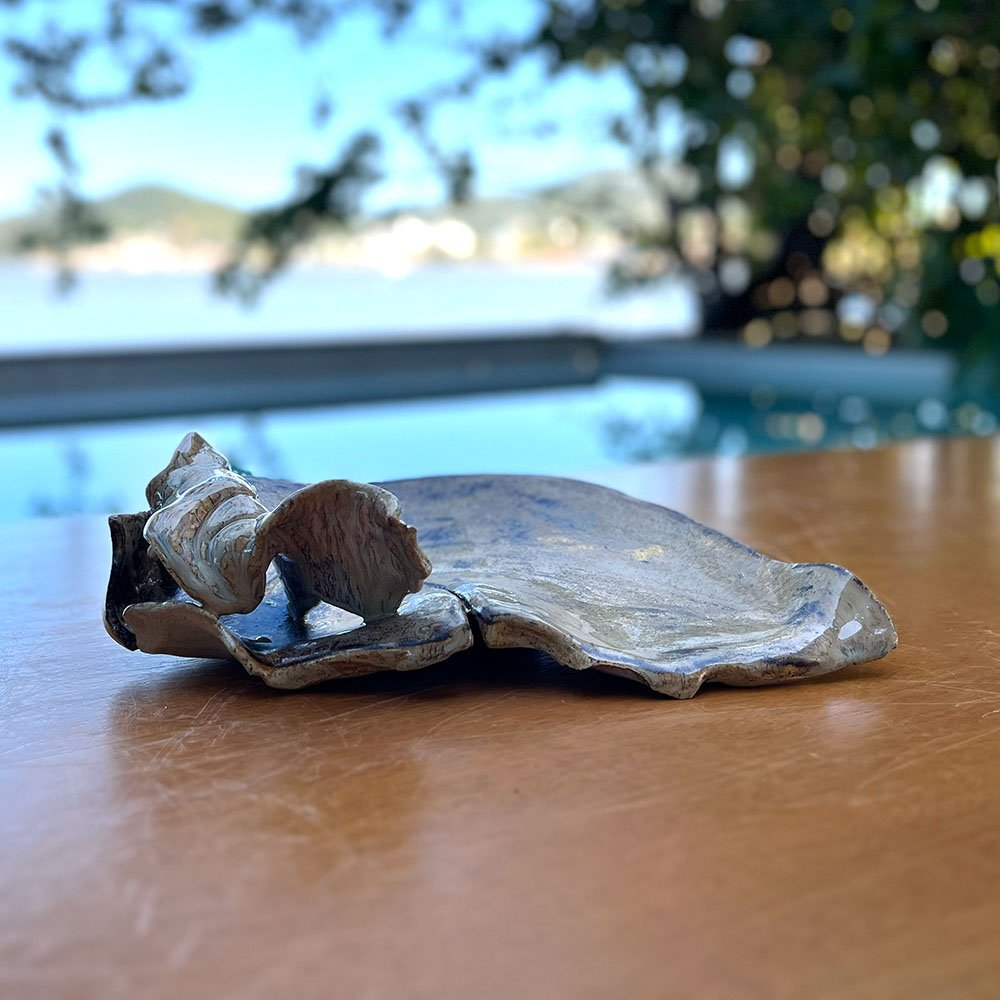 Centro de Mesa de Cerâmica em Formato de Folha com Detalhe Escultural Bege Rústico - Imagem 2