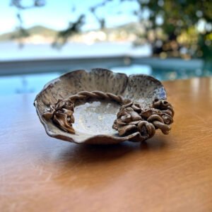 Centro de Mesa de Cerâmica com Flores e Corda Bege Salpicado