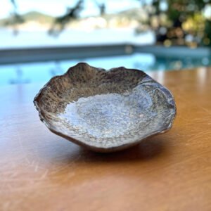 Bowl de Cerâmica com Borda Orgânica e Efeito Salpicado Bege