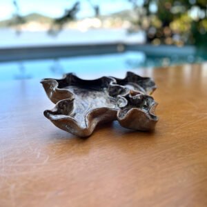 Prato Decorativo de Cerâmica com Bordas Onduladas Bege