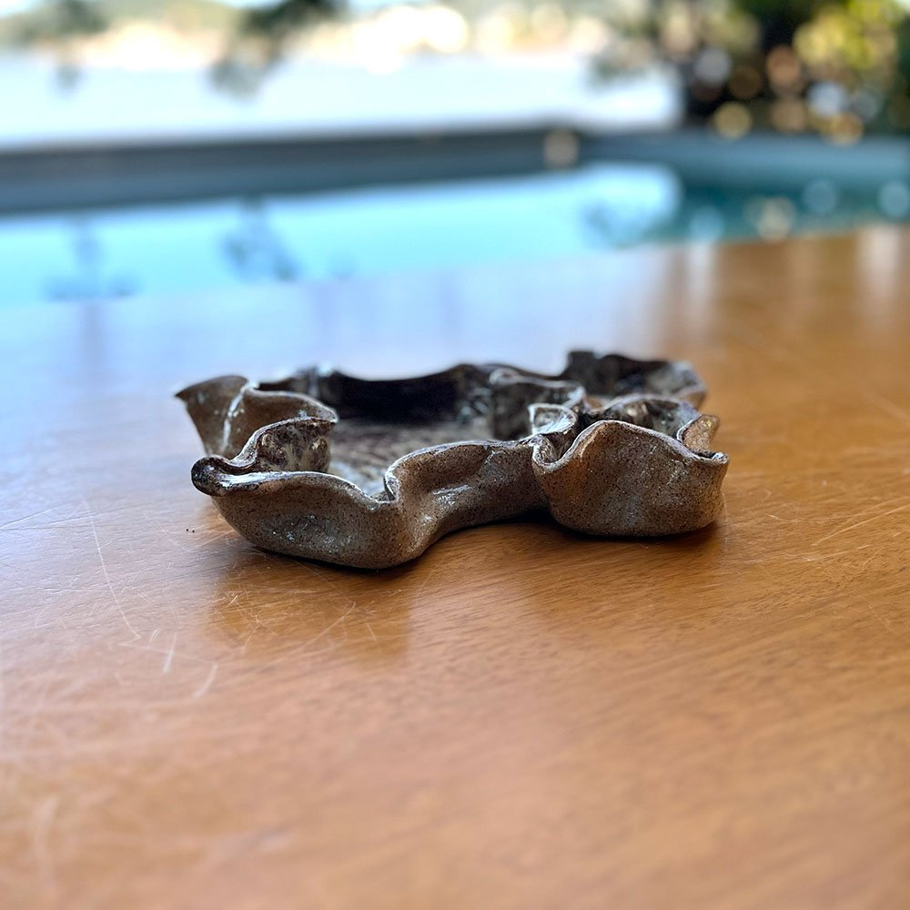 Prato Decorativo de Cerâmica com Bordas Onduladas Bege - Imagem 2