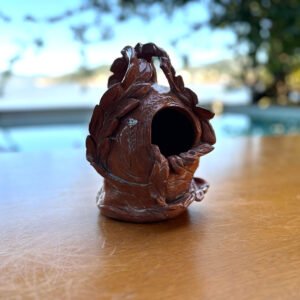 Casa de Passarinho de Cerâmica com Relevo de Folhas Marrom