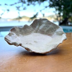 Centro de Mesa de Cerâmica com Borda Orgânica Bege