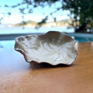 Centro de Mesa de Cerâmica com Borda Orgânica Bege