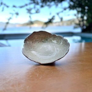 Bowl de Cerâmica com Borda Orgânica e Efeito Salpicado Bege