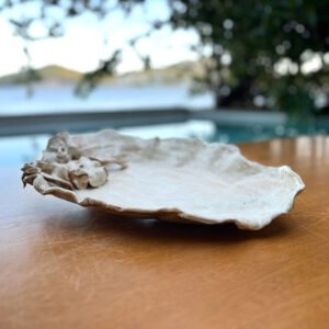 Centro de Mesa de Cerâmica Alongado com Flores Bege