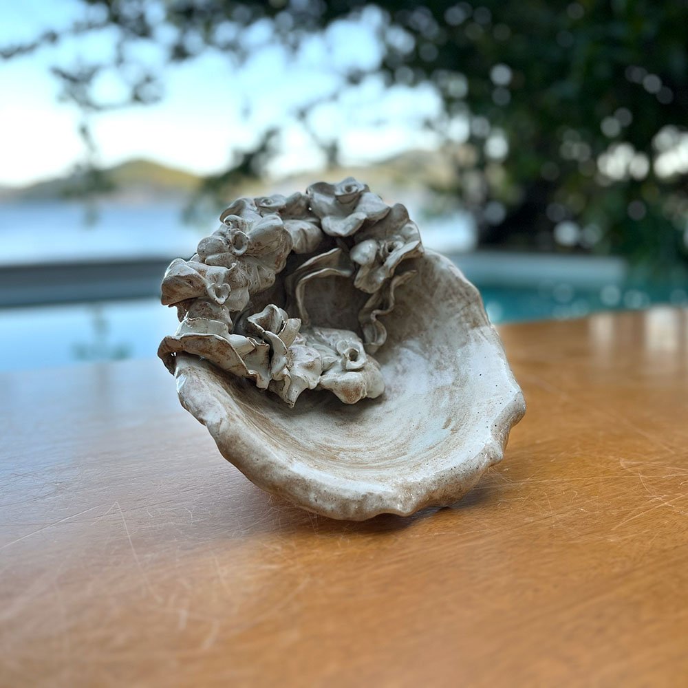 Centro de Mesa de Cerâmica com Flores Esculpidas Bege - Imagem 2