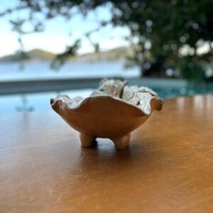 Centro de Mesa de Cerâmica com Pés e Flores Bege