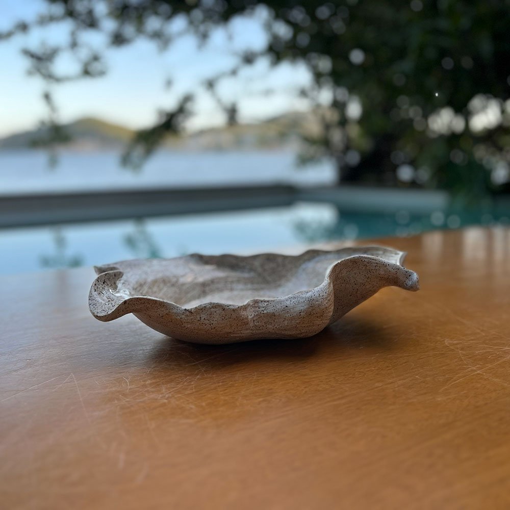 Centro de Mesa de Cerâmica em Formato de Folha Larga Bege - Imagem 2